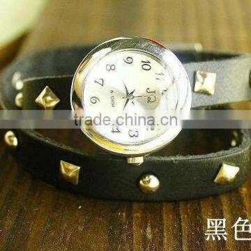 Roman Fashional Ladies Quartz Leather Cord Bracelet Wrist Watch with Rivet Strap