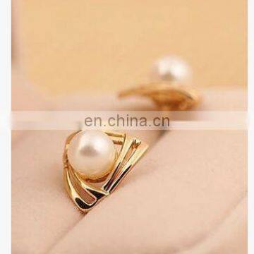 Korean Jewelry Sweet and Romantic and Lovely and Generous Temperament Imitation Pearl Earring Hollow Triangle Earring photo-2