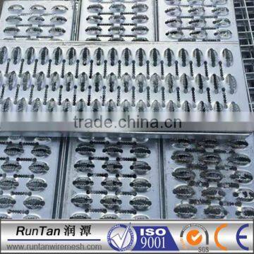 Hot dipped galvanized high quality perforated safety grating for Workway Platform and Vehicle Steps