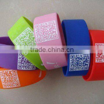 Fitness sports silicone qr bracelet with scannable qr for arthritis