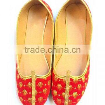 Embroidery Of Golden Zari And Golden Stones Covering The Whole Of Jutti photo-2