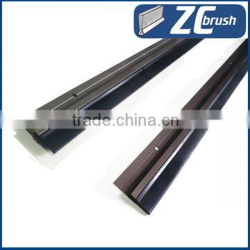 Bottom sliding door seal