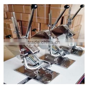 Manual sausage outer casing clipper machine