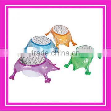 plastic grater with container