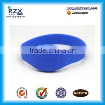 Custom 840-960MHZ Uhf Silicon Rfid Wristband With 2-10 cm Reading Range photo-2
