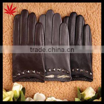 lady's short driving goatskin leather gloves with rivet