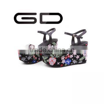 China Traditional Beautiful Embroider Wedge for Women Party Sandals photo-3
