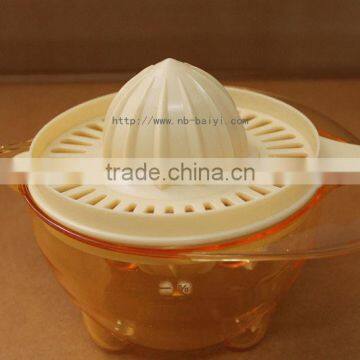 Plastic manual citrus juicer