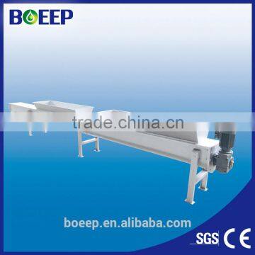 Sludge conveyor with discharge hopper