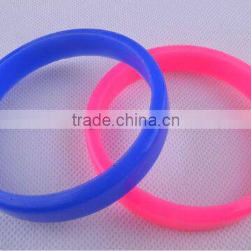 Bulk simple promotion silicone bangles with logo print embossed debossed available