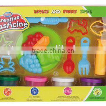 Children make fun play dough with HR4040