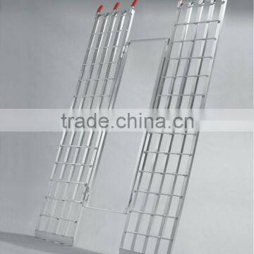 Tri-fold aluminum loading Ramp