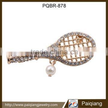 Latest design fashionable gold plated rhinestone badminton racket brooch