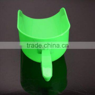 Animal feed feeder shovel