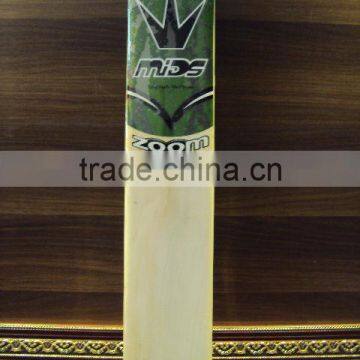 Mids Cricket Bat Model Zoom