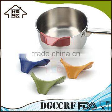 NBRSC Slip On Mess Free Silicone Pour Spout for Pots Pans and Bowls photo-2