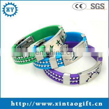 Fashion Style Die Casting silicone rubber wristband with metal clip