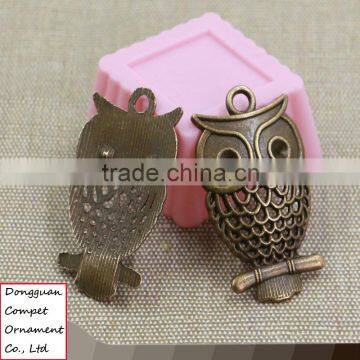 Wholesale 32*19mm zinc alloy hollow out ancient bronze owls pendant