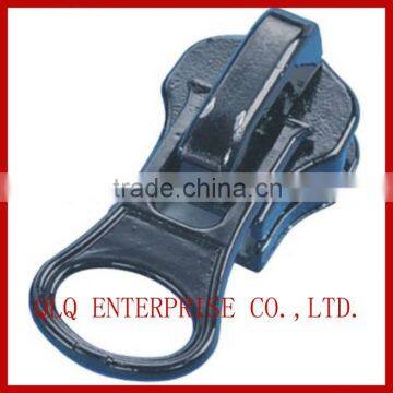 Auto lock key locking zipper sliders