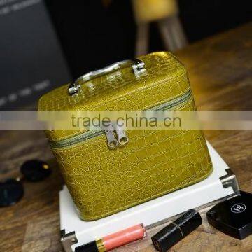 luxury leather cosmetic bag with handle and mirror zipper colsed