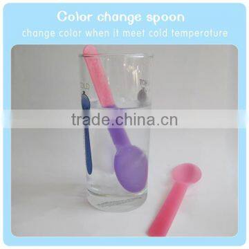 2016 new products color changing plastic spoon