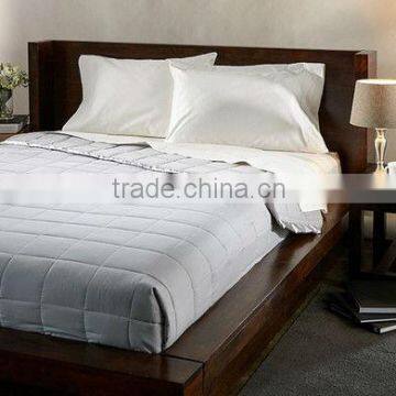 Soft Cotton with Hollow Fiber Filling Checks Quilted Hotel Bed Throw Blanket with Satin Trim