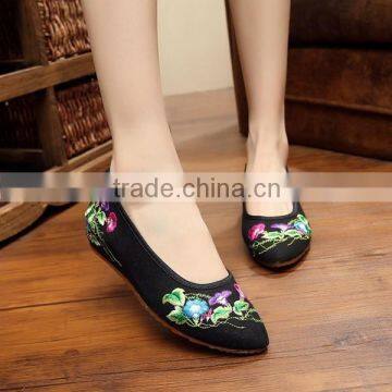 Women Casual Slip on Old Beijing Shoes Pointed Toe Chinese Flower Embroidered Ladies Cotton Canvas Flats Good Quality No Logos
