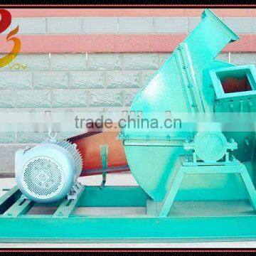 Mobile wood chipper with belt conveyor