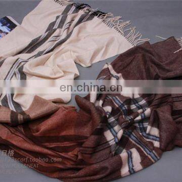Inner Mongolia Factory Wholesale Lambs Wool Plain Woven Yarn Dye Scarf Fashion Ladies Winter Warm Classic Tartan Wool Shawl