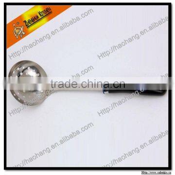 Kitchen cooking skimmer with handle