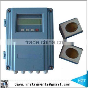 Transit time ultrasonic flowmeter with high temperature clamp on sensor