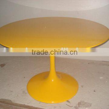 living room Eero Saarinen fiberglass tulip table