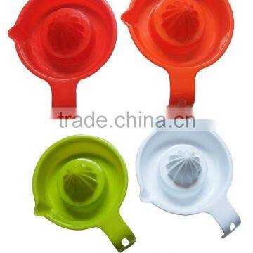 Promotional plastic handy kitchen eco-friendly manual fruit juicer