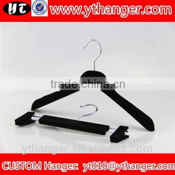 YY0451 Black Mens t Shirts Plastic Hanger Velvet Thin Clothes Hanger With Logo photo-2
