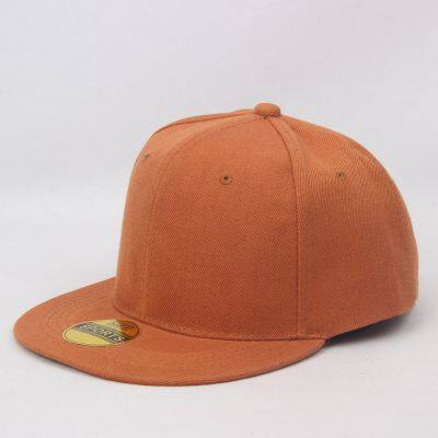 Кепка с плоской козырьком