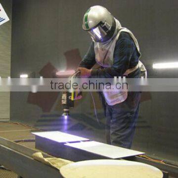 Portable sand blasting tank with steel shot girt