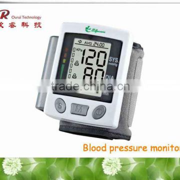 Wrist type automatic blood pressure operator