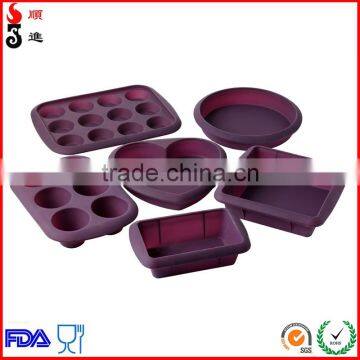 FDA /LFGB High Quality Christmas 12 Cup Silicone Muffin Cake Molds