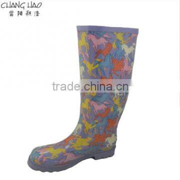 Rubber rain boot women fashion boot purple ground has colorful horse peinted