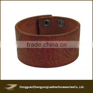 Embossed vintage style wide leather bracelet for men