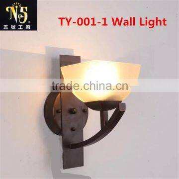 Wholesale Iron Wall Light/Ceiling Light With Own Factory And Outlets Made In China