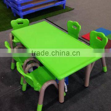 The newest plastic table and chair for baby