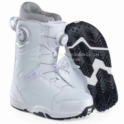 Snowboard boots with double BOA buckles for warmth and non-slip