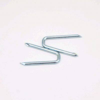 Grapas para cercas de redes para aves y recintos para ganado