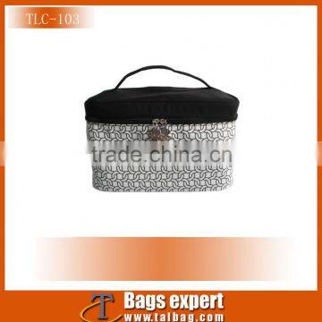 Fashion printed twill polyester cosmetic bag with handle ,black twill polyester for trimming