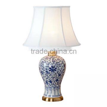 Factory wholesale bottle shape gallery cemaric chinese porcelain table lamp for hotel design with fabric shade