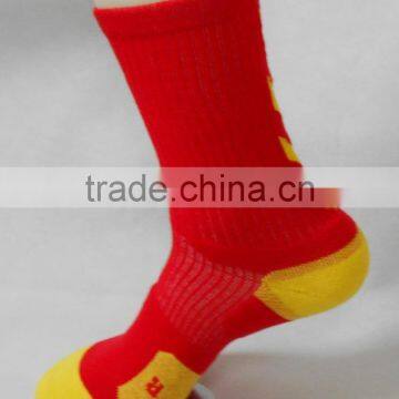 men dri fit elite basketball compression socks with polyester and cotton