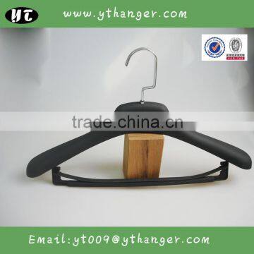 HA6999 black new design strong plastic suit hanger with cross bar for store