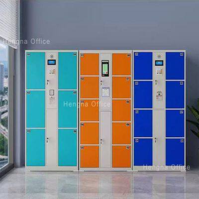 Casier de stockage intelligent avec système de codes-barres | Centre commercial à Tartu, en Estonie | Couleurs personnalisables et charge USB