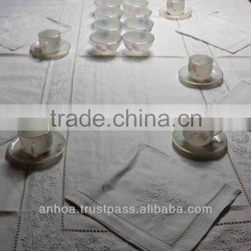 100% Cotton Hand Embroidery Table Cloth Flower Pattern For Hotel Or Restaurant